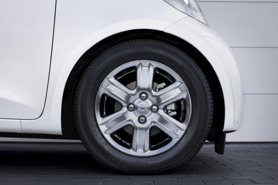  Toyota iQ 2008 года  (фото 75 из 225)